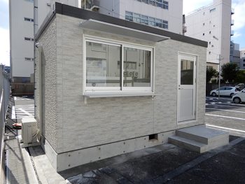 事務所・休憩室として使用するユニットハウスに庇を取り付けた事例。