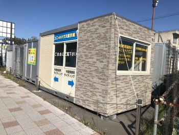 チェーンポールとナイロンロープを使用してユニットハウスを固定しています。