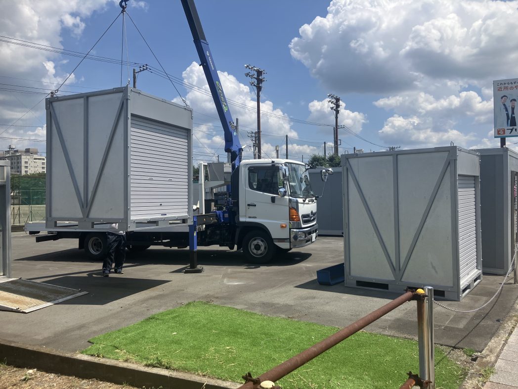 ユニットハウスをユニック車で搬入・設置している様子