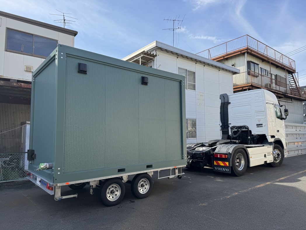 トレーラーハウスも牽引による搬入作業