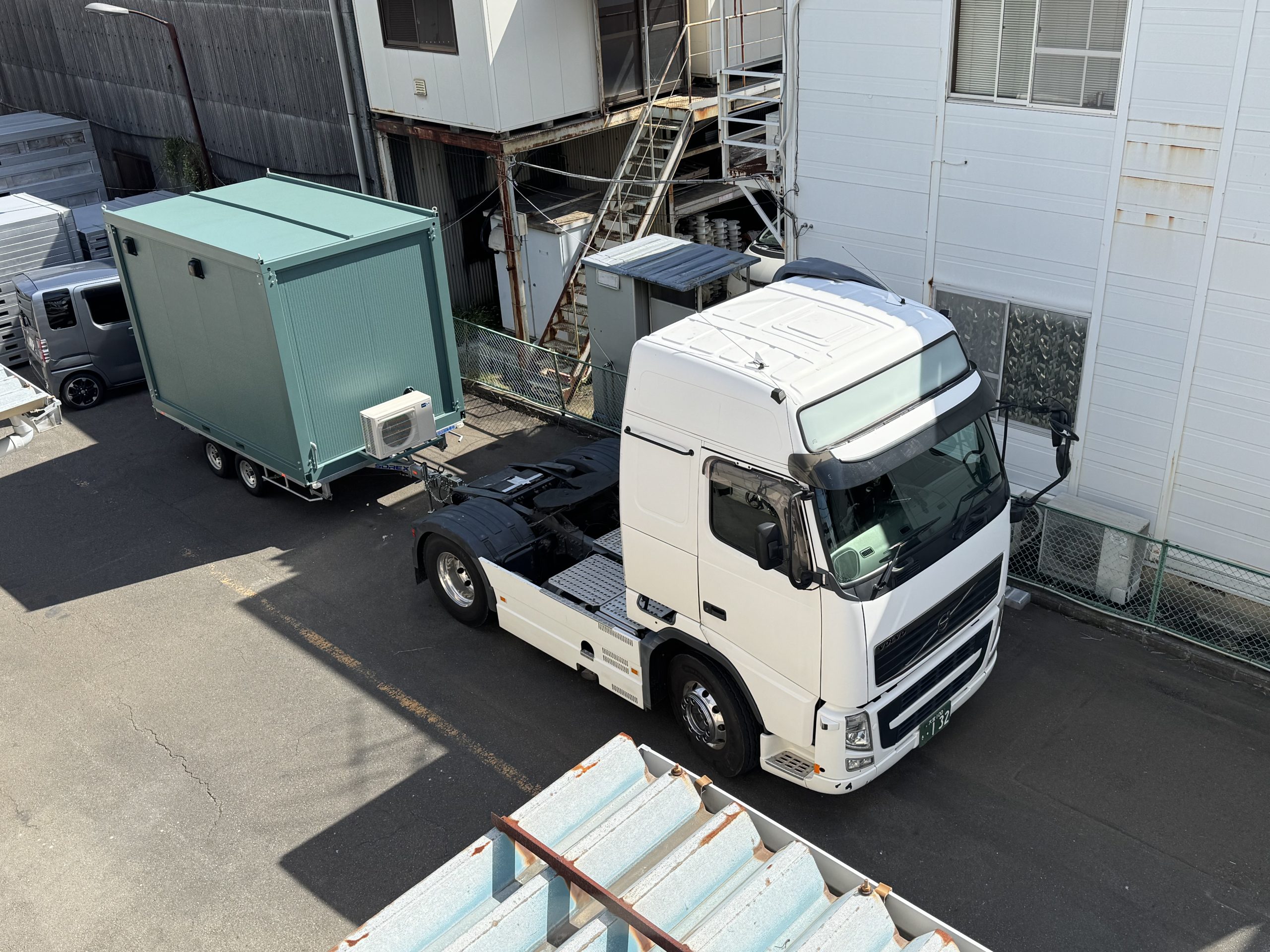トレーラーハウスの搬入作業とトラックの進入経路