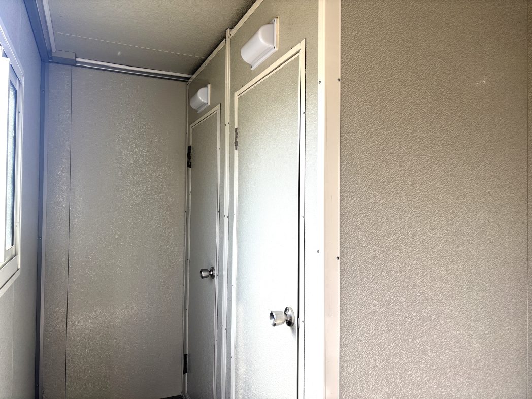 【中古】男性用トイレ　水洗式トイレハウスの写真5