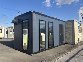 喫煙室にFIX窓を取り入れ、室内の様子が見えるデザインにしています。