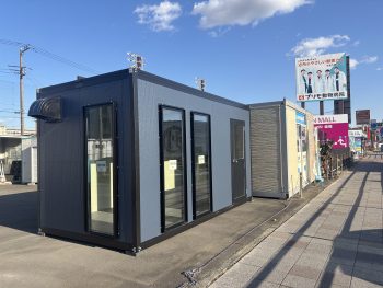 鵜の森展示場に設置しているユニットハウス。台風接近前には固定状況などを確認します。