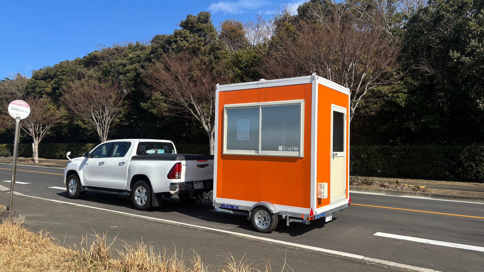 トレーラーハウスSralMeをけん引する様子