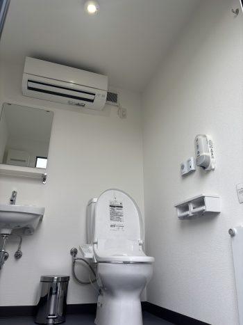 窓からの採光や用途に合わせて、照明の配置も検討します。