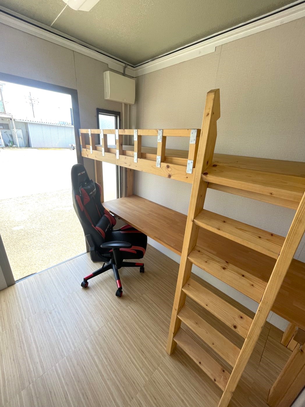 リモートワーク仕様に内装工事を施したトレーラーハウス内観