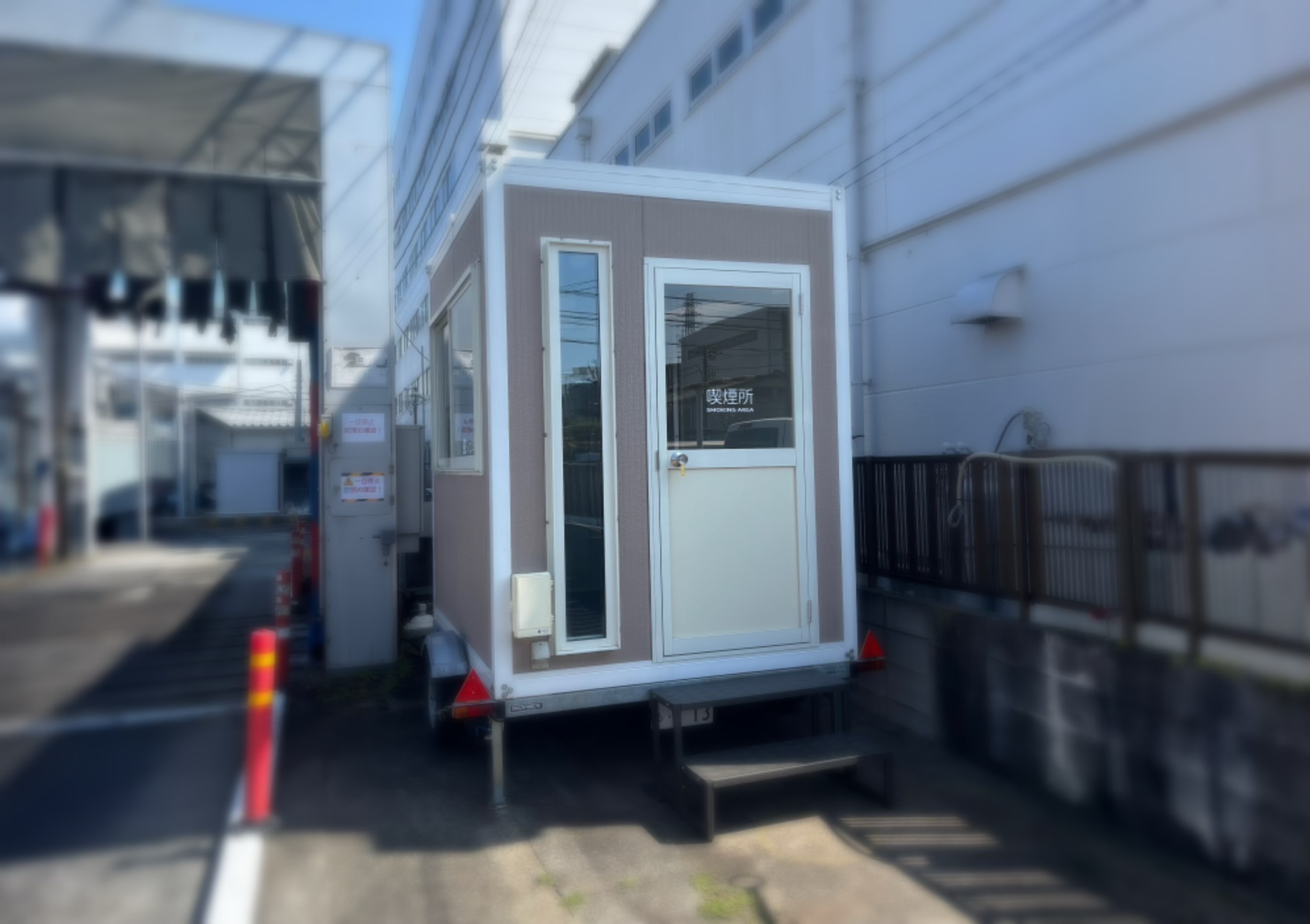 屋外喫煙所として設置されたP0型スモーキングトレーラー