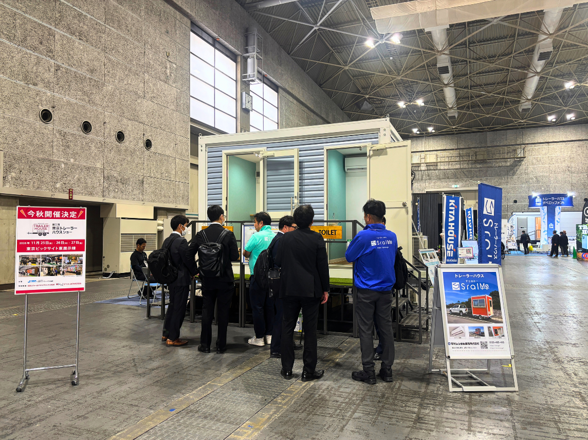 来場者へトレーラーハウスの説明を行う様子