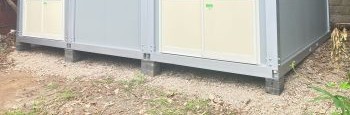 設置時には水平を確認しながらレベル調整を行います。