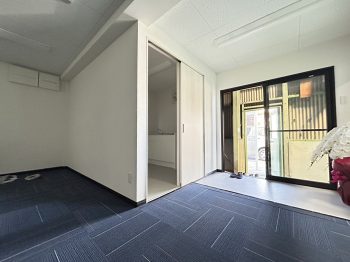 出入口だけでなく、家具や設備との位置関係も考えながら配置を検討します。
