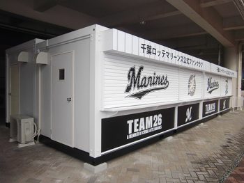 イベントブースとしての用途に合わせ、正面とは別に裏側へ出入口を設けた事例
