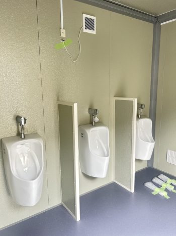 小便器3台を設置したトイレ内