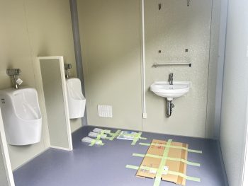 納品前の内装。運搬時の傷や汚れを防ぐため、各所を養生しています。