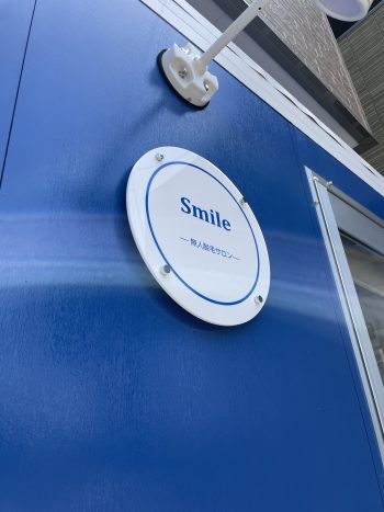 ロゴを取り入れたアクリル看板の施工事例。
